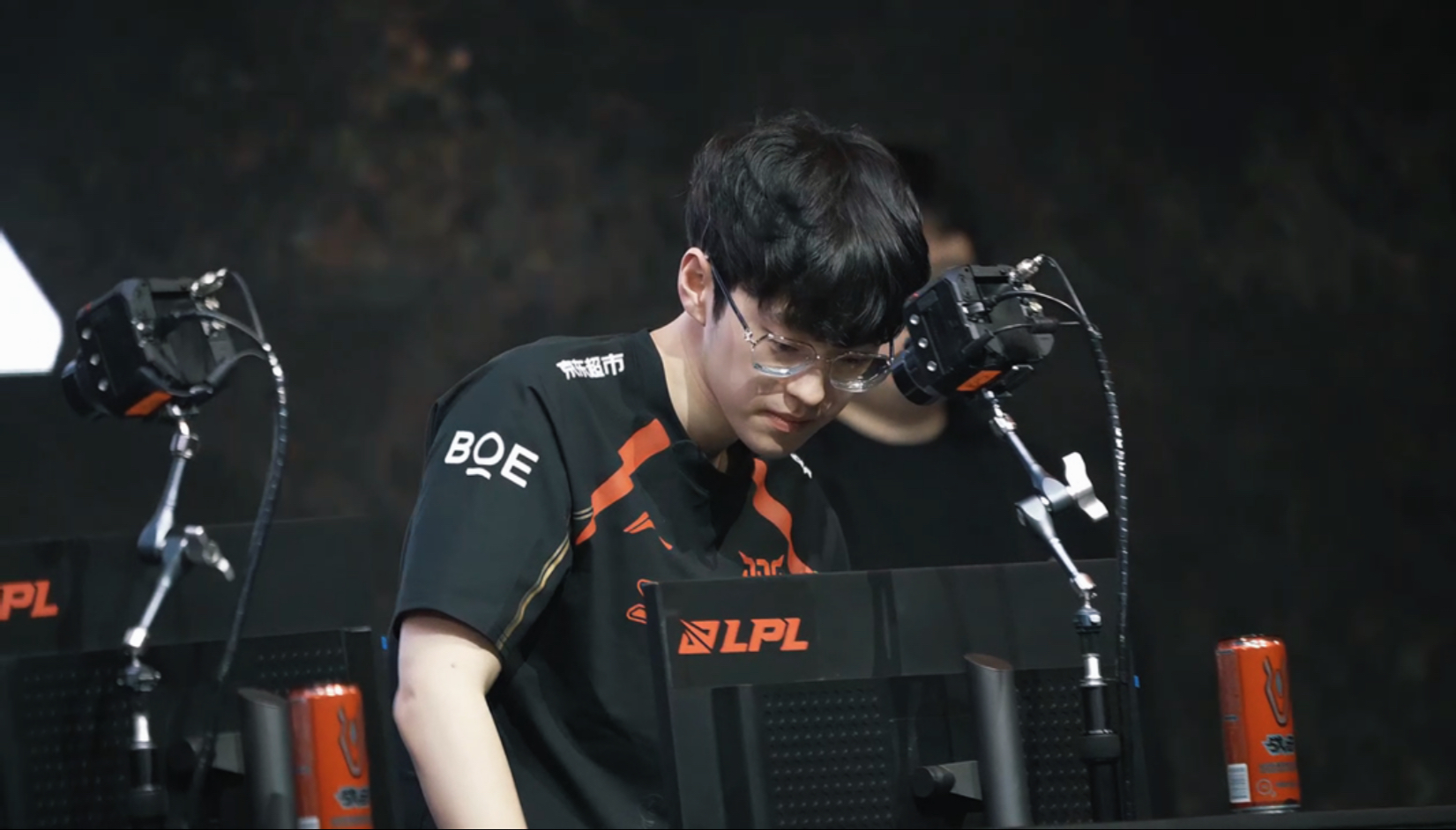 南宫28Scout在DWG比赛中爆冷，出色防守引发热议！(scout在edg的首秀)